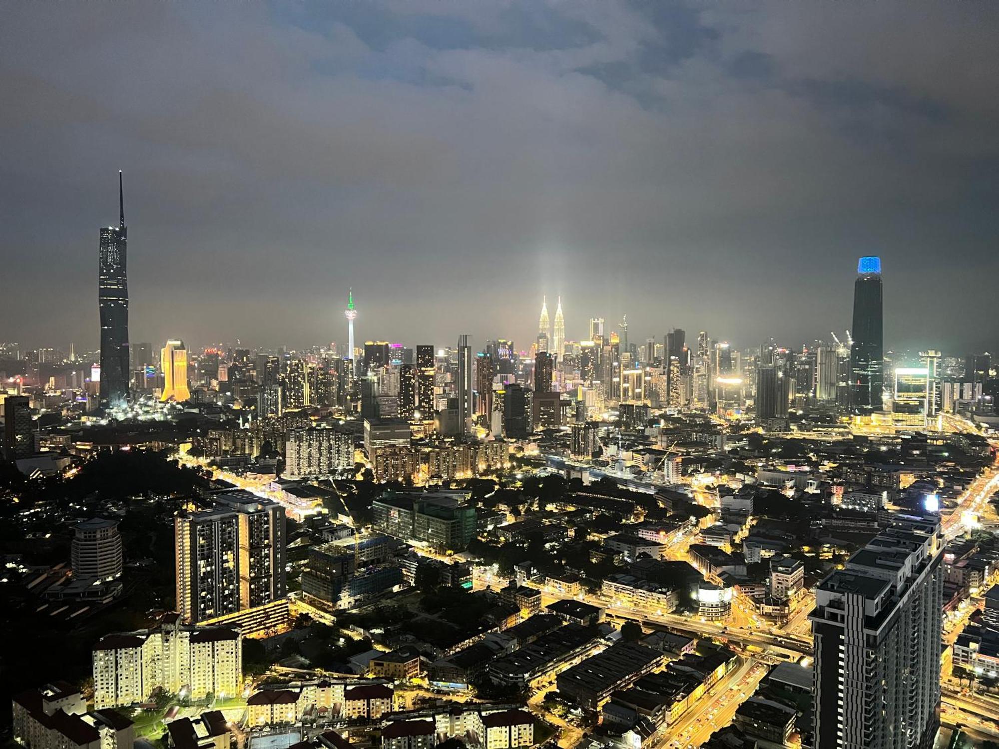 Skyscraper 65 Kl Highest Outdoor Bathtub Luxury Lavish Designer Suite Penthouse Lv65 Kuala Lumpur Exterior foto